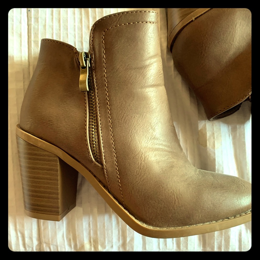 TAN BROWN FAUX LEATHER ANKLE BOOTIES